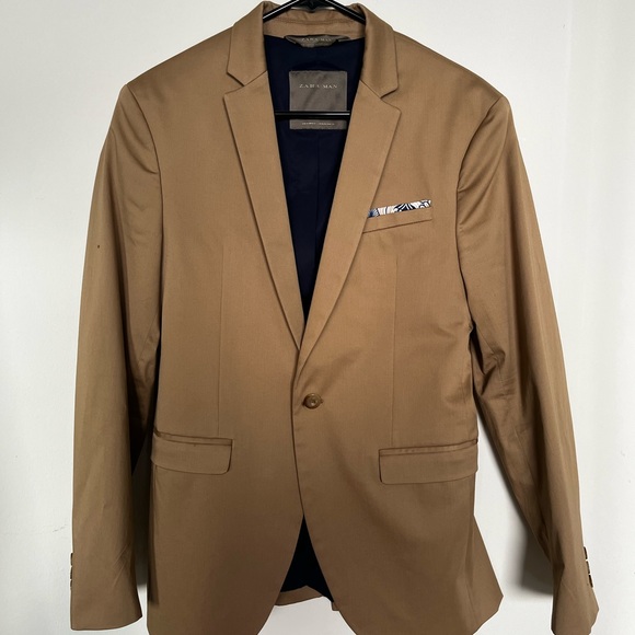Tan suit with stitched in pocket square - Picture 1 of 1